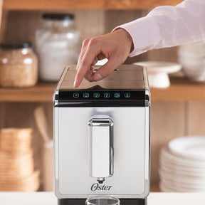 Cafeteira Superautomática Espresso Oster com Moedor